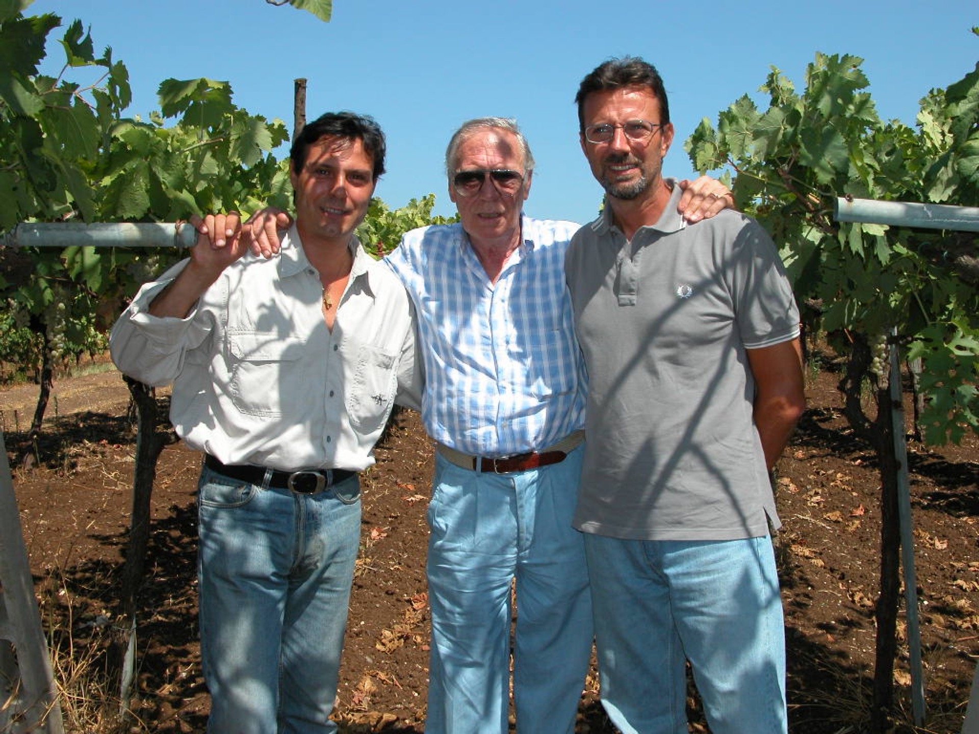 Oggi Claudio e Marina Camponeschi, fratelli di Alessandro, perpetuano la passione di Marino gestendo con maestria l'Azienda Vinicola di famiglia e applicando alle antiche tradizioni vinicole — come la raccolta fatta a mano — la più moderna tecnologia enologica.